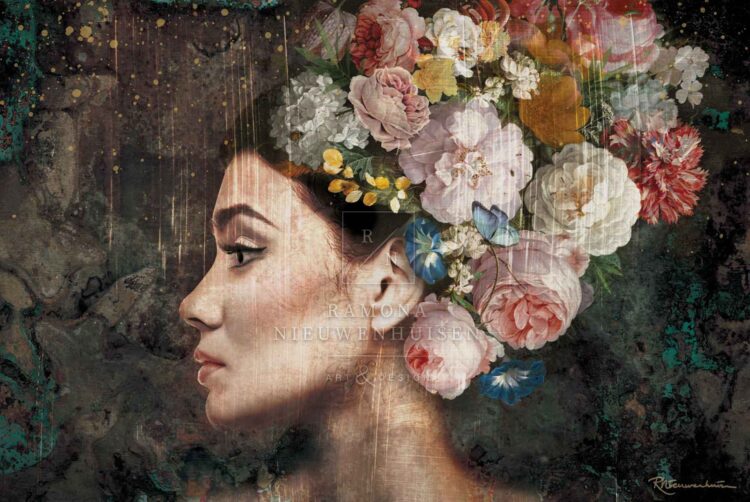 Ava is een portret van een vrouw in profiel, met crèmekleurige, roze en blauwe bloemen rond haar haar.