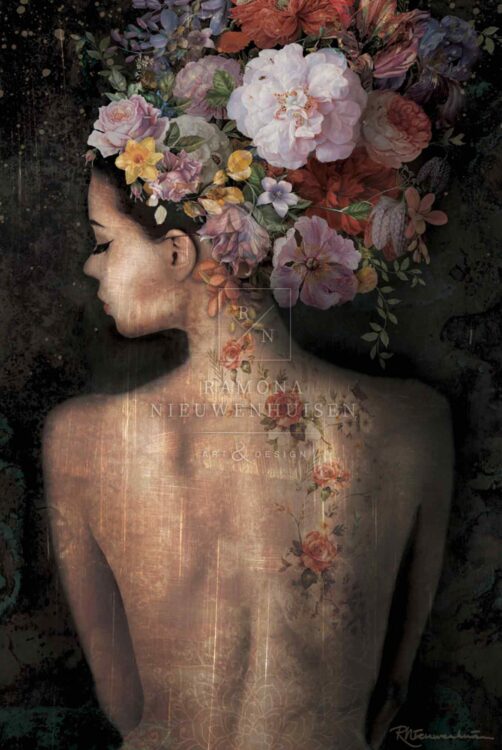 Boudoir toont een vrouw van achteren, met haar hoofd opzij gedraaid onder een kroon van roze, crèmekleurige en koraalrode bloemen.