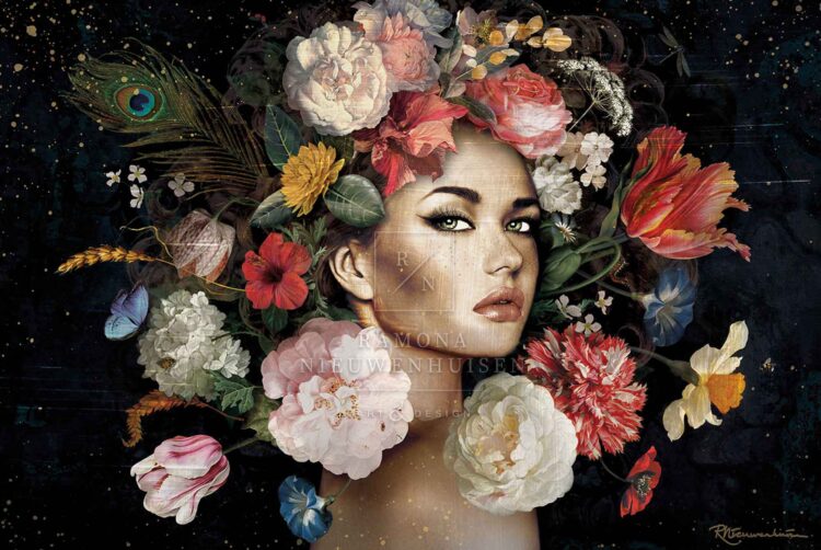 Bohème is een portret van een vrouw die opzij kijkt, omringd door bloemen, veren en vlinders.