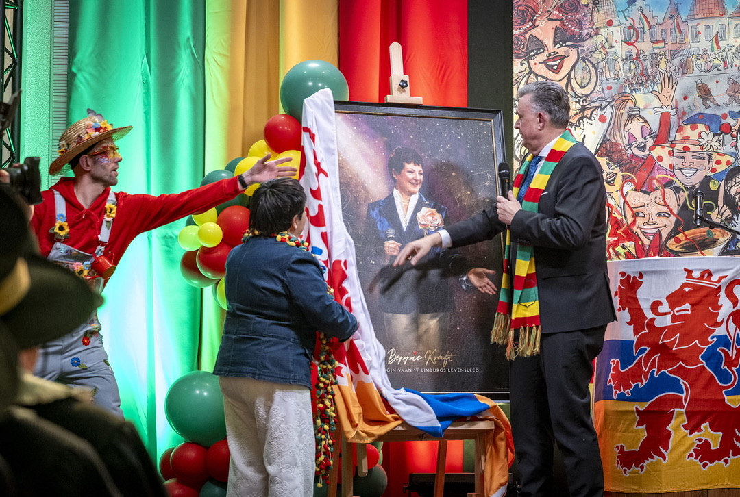 Governor Emile Roemer unveiling the portrait together with Beppie Kraft during Knoevelemint