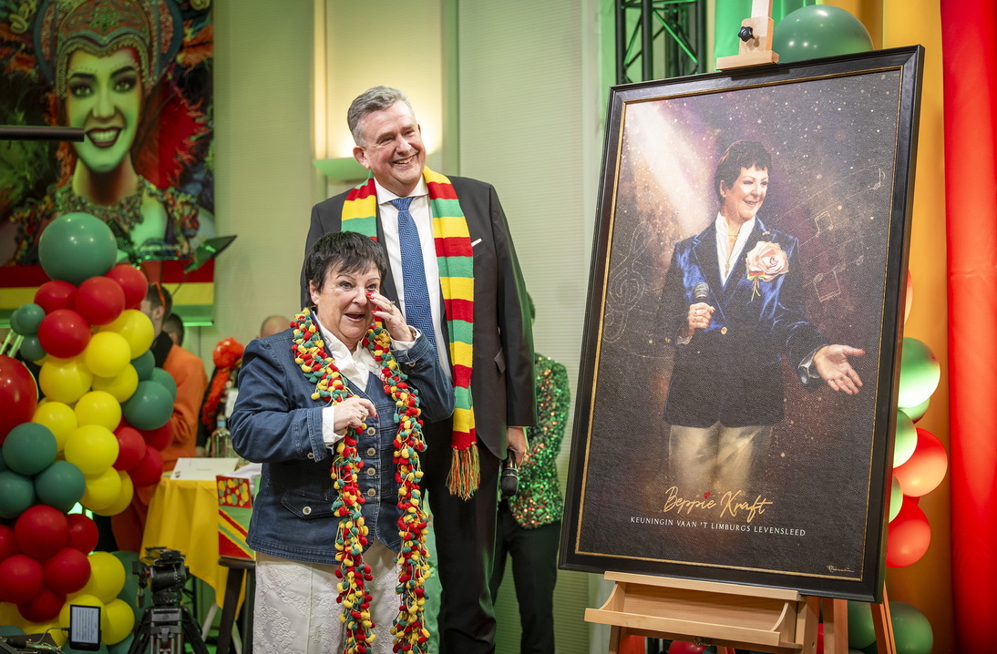 Beppie Kraft and Governor Emile Roemer beside her portrait at the unveiling