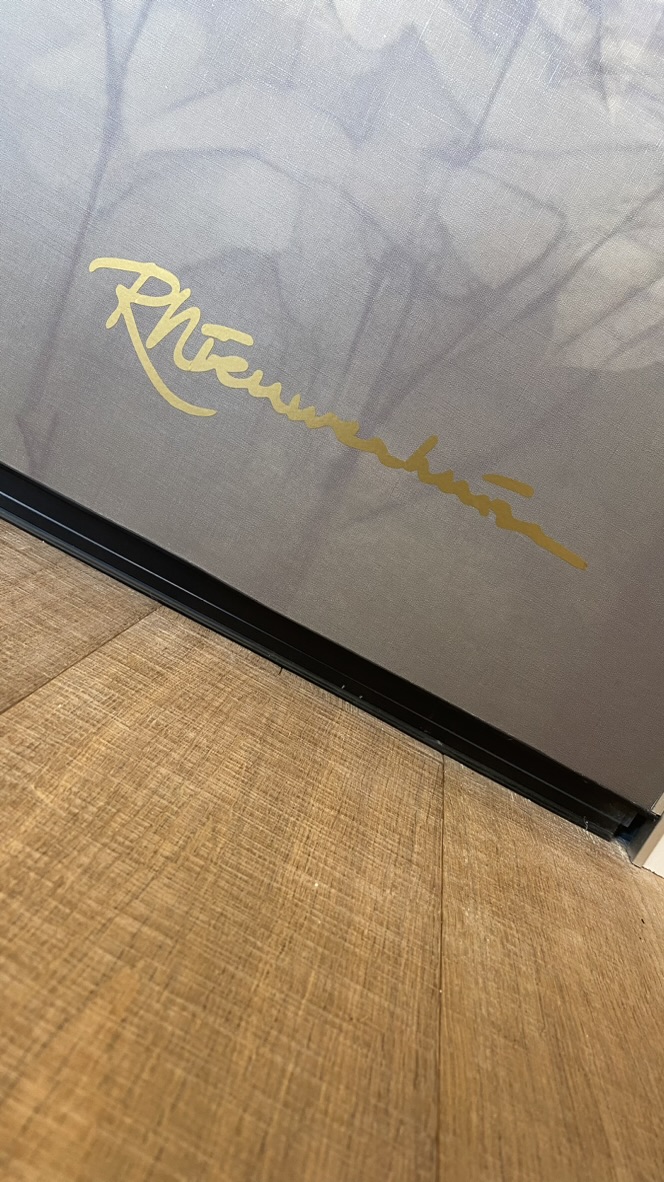Close-up of Ramona Nieuwenhuisen’s gold-coloured signature on Miyabi