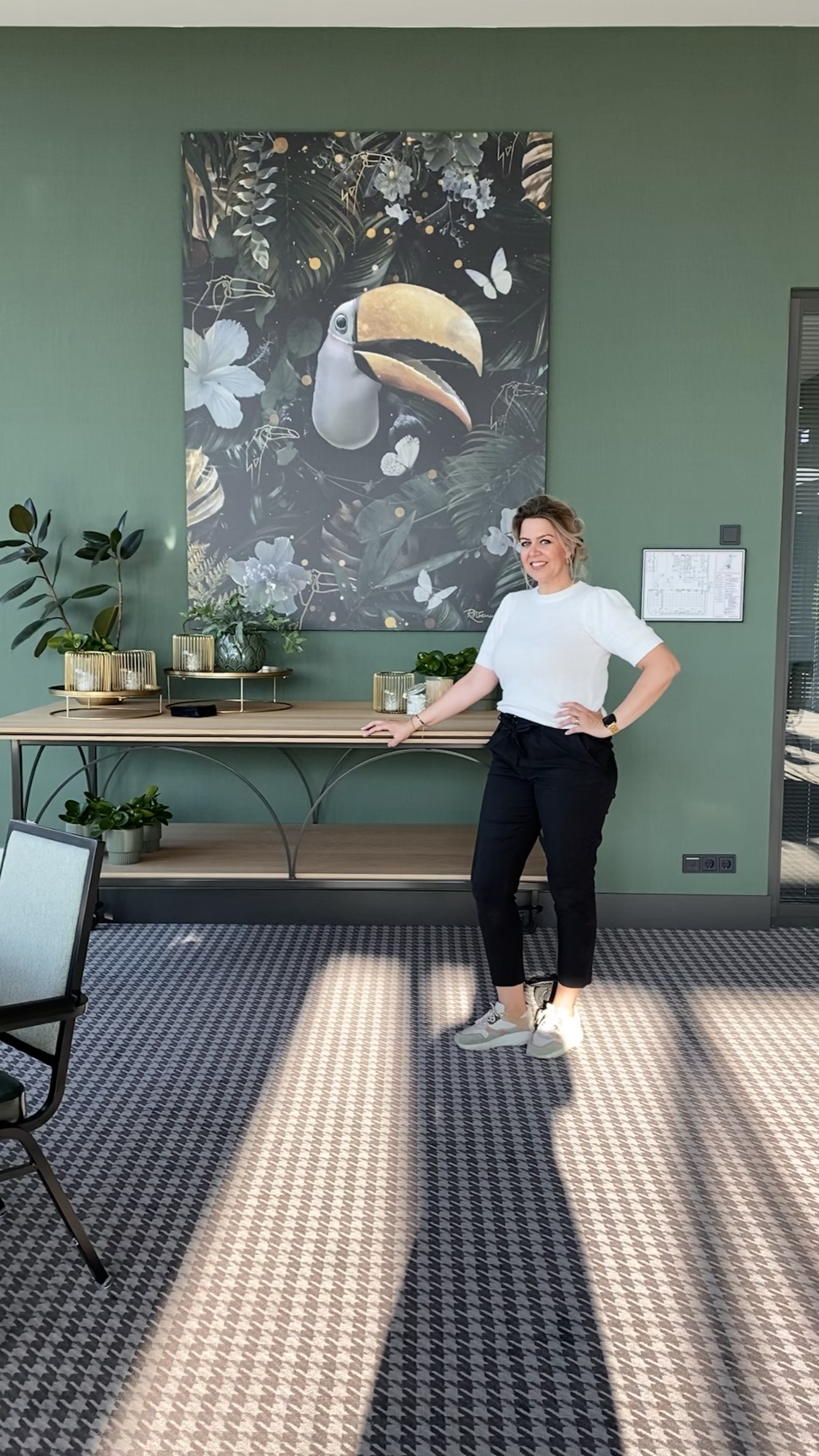 Ramona Nieuwenhuisen beside Toekan at Van der Valk Venlo