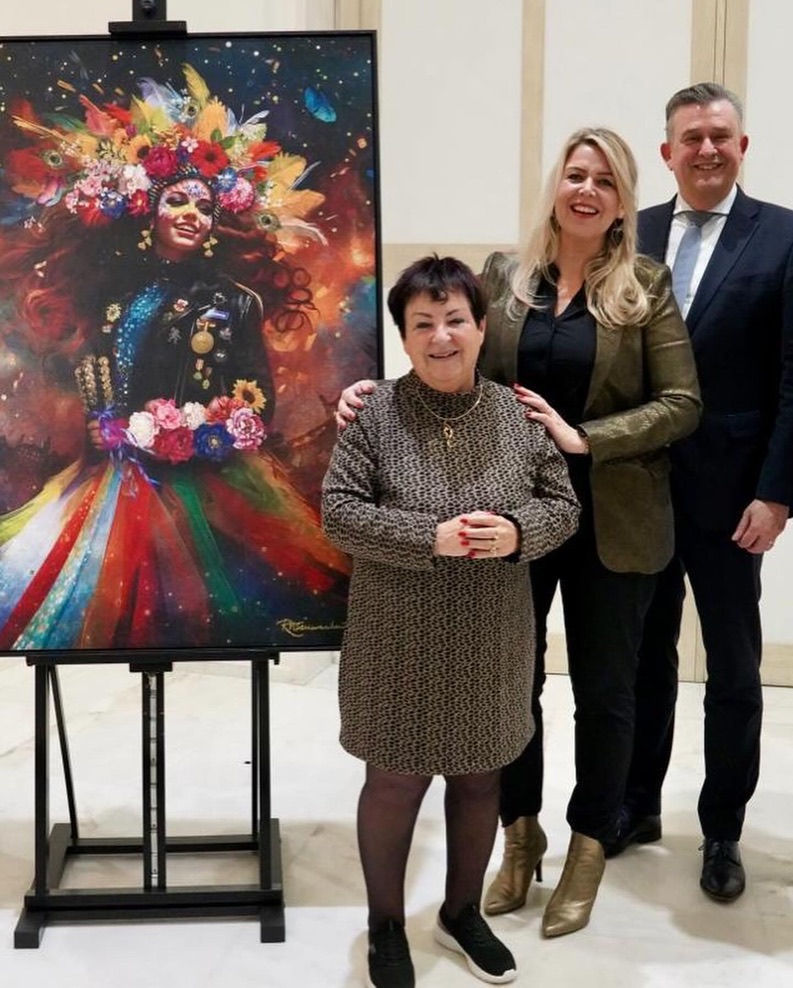 Ramona Nieuwenhuisen with Beppie Kraft and Governor Emile Roemer beside the Vastelaovend artwork
